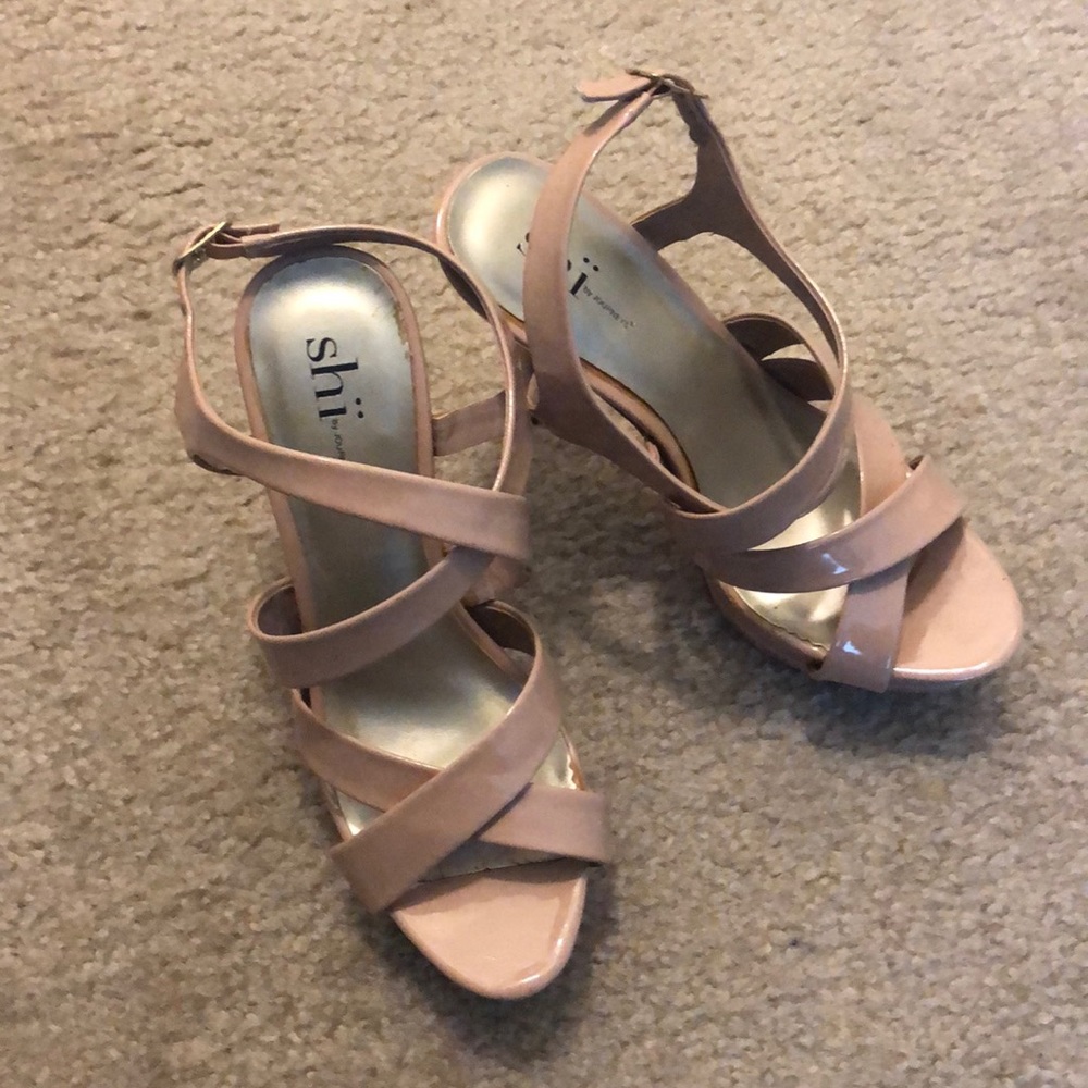 Strappy high heels with a platform from Shi.